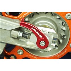 SCAR REAR AXLE PULL KTM / HUSQVARNA / GAS GAS RED